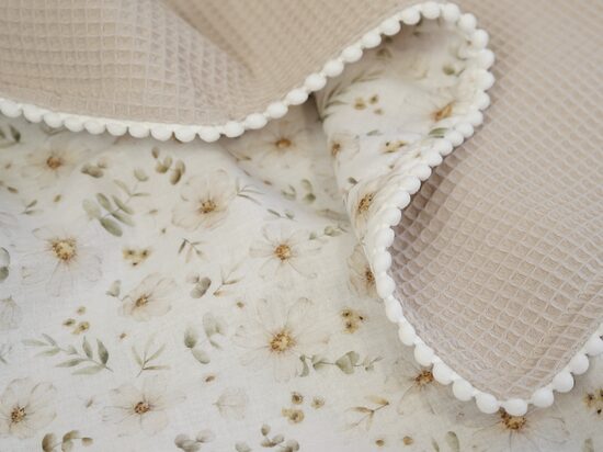 Vafeļsega - bēšās puķītes