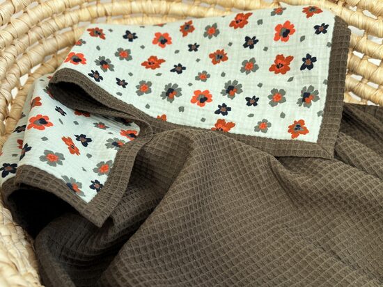 Vafeļsega - tumši zaļās puķes